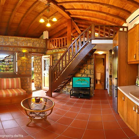 Kamares House & Studios *