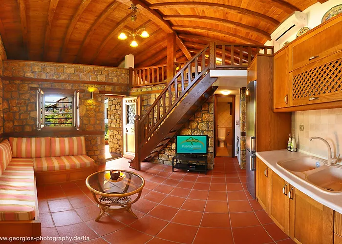 Kamares House & *